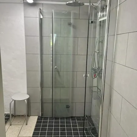 Gardshytten, Dverbergveien 143 *